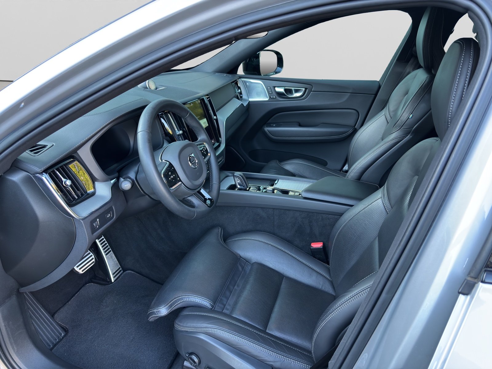 VOLVO XC60 2.0 B6 MH R-Design AWD, Mild-Hybrid Benzin/Elektro, Occasion / Gebraucht, Automatik - 4