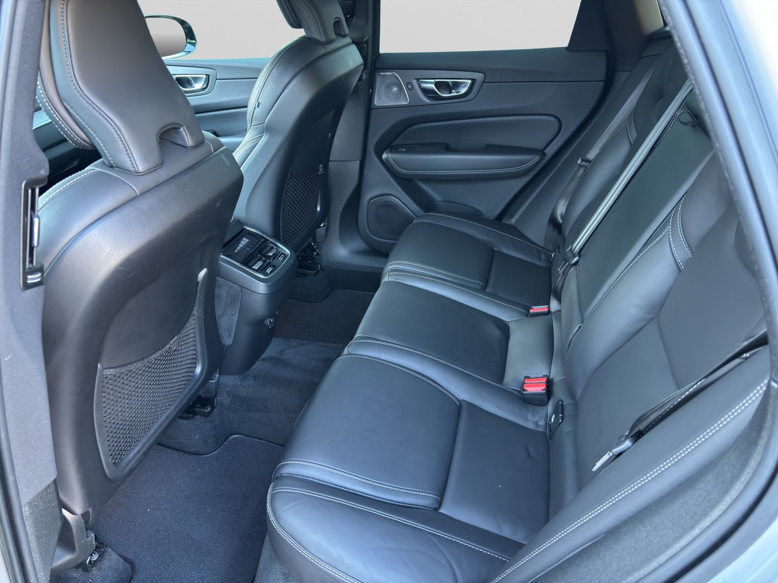 VOLVO XC60 2.0 B6 MH R-Design AWD, Mild-Hybrid Benzin/Elektro, Occasion / Gebraucht, Automatik - 6