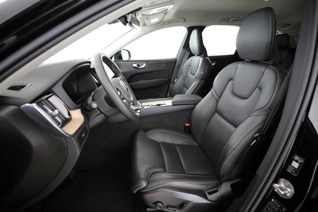 VOLVO XC60 2.0 B5 MH Plus Dark AWD, Hybride Léger Essence/Électricité, Occasion / Utilisé, Automatique - 4