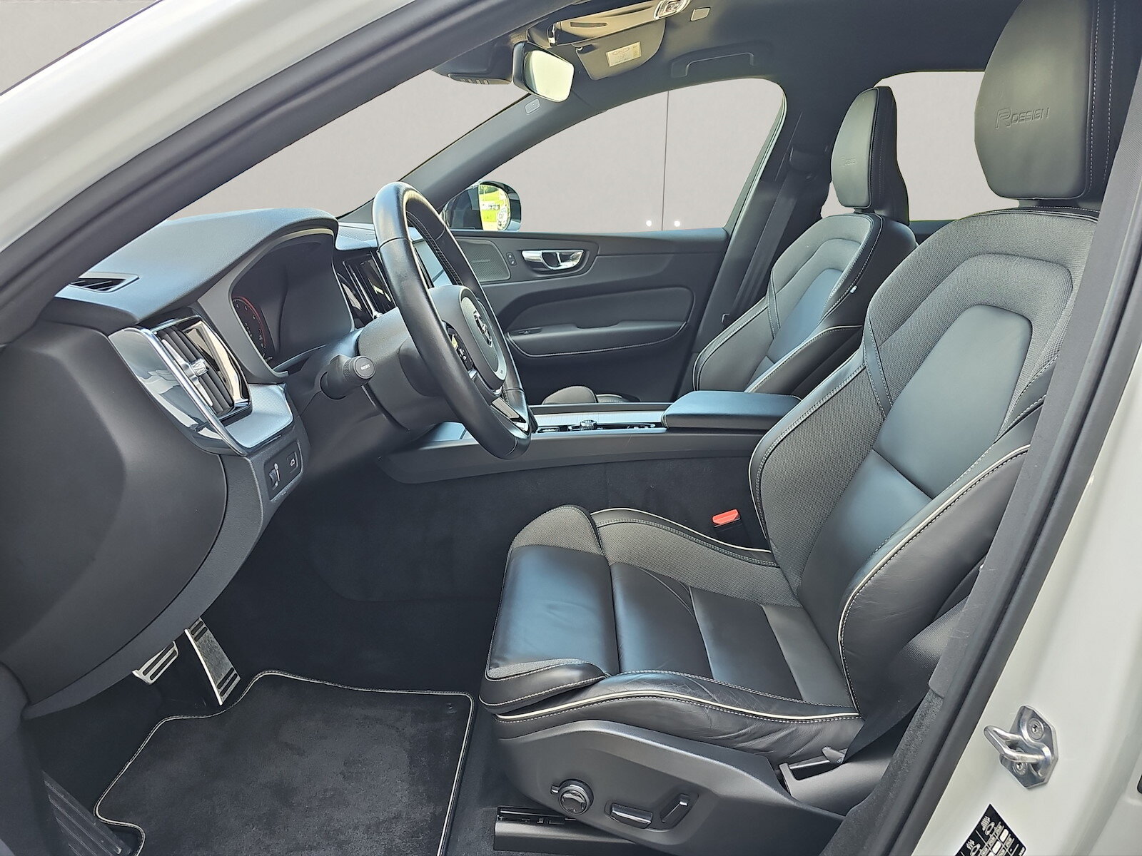 VOLVO XC60 2.0 B5 MH R-Design, Mild-Hybrid Benzin/Elektro, Occasion / Gebraucht, Automatik - 6