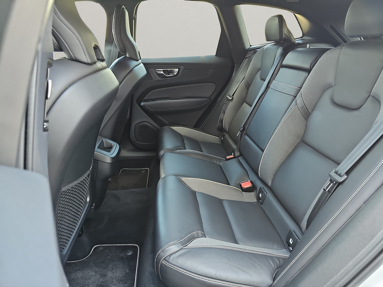 VOLVO XC60 2.0 B5 MH R-Design, Mild-Hybrid Benzin/Elektro, Occasion / Gebraucht, Automatik - 7