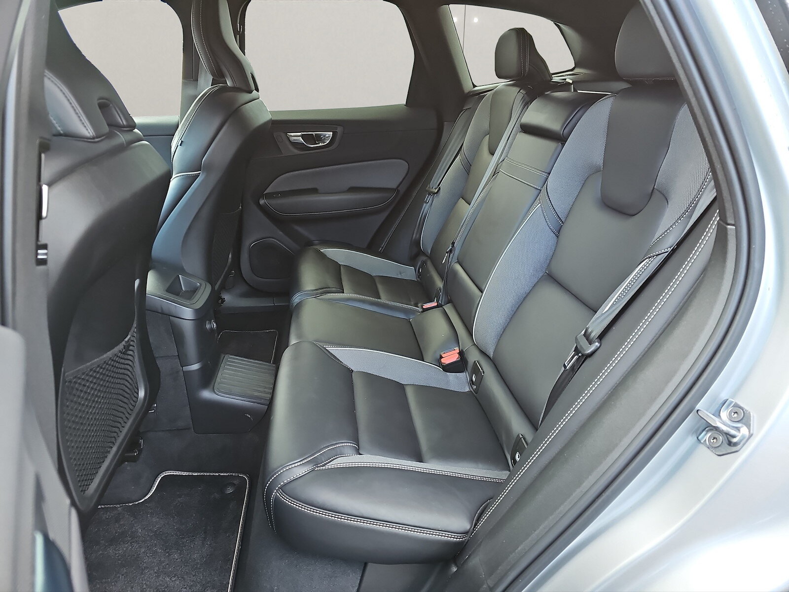 VOLVO XC60 2.0 T8 TE R-Design eAWD, Plug-in-Hybrid Benzin/Elektro, Occasion / Gebraucht, Automatik - 7