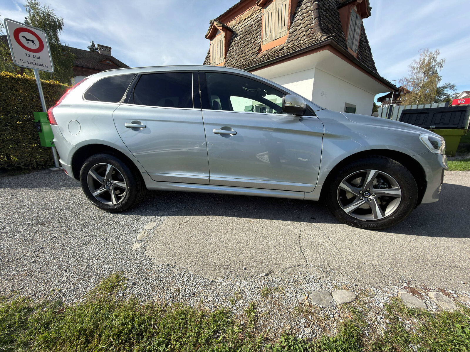VOLVO XC60 2.4 D5 Momentum R-Design, Mild-Hybrid Benzin/Elektro, Occasion / Gebraucht, Automatik - 3
