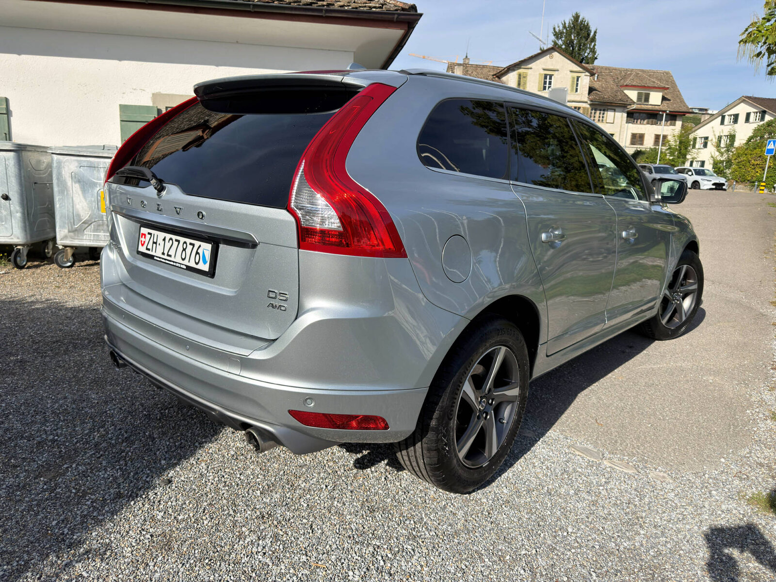 VOLVO XC60 2.4 D5 Momentum R-Design, Mild-Hybrid Benzin/Elektro, Occasion / Gebraucht, Automatik - 4