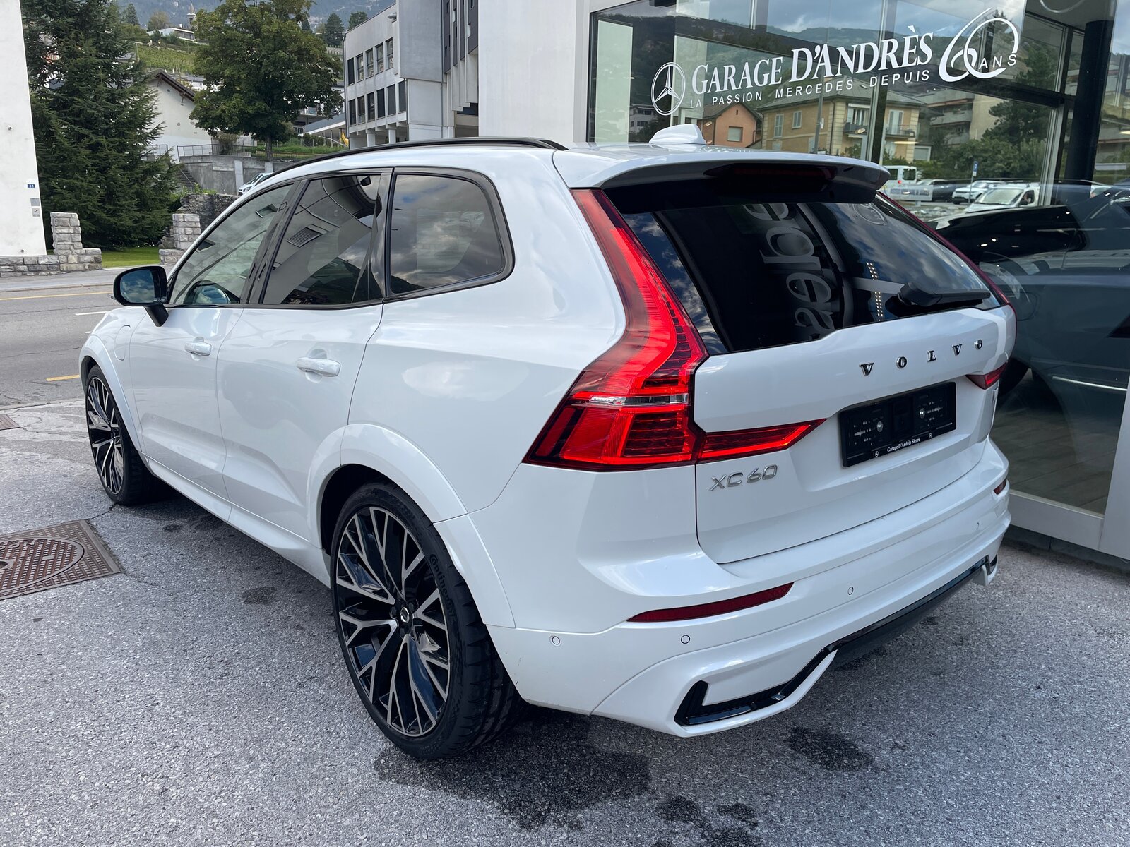 VOLVO XC60 T6 eAWD R-Design Geartronic, Plug-in-Hybrid Benzin/Elektro, Occasion / Gebraucht, Automatik - 4