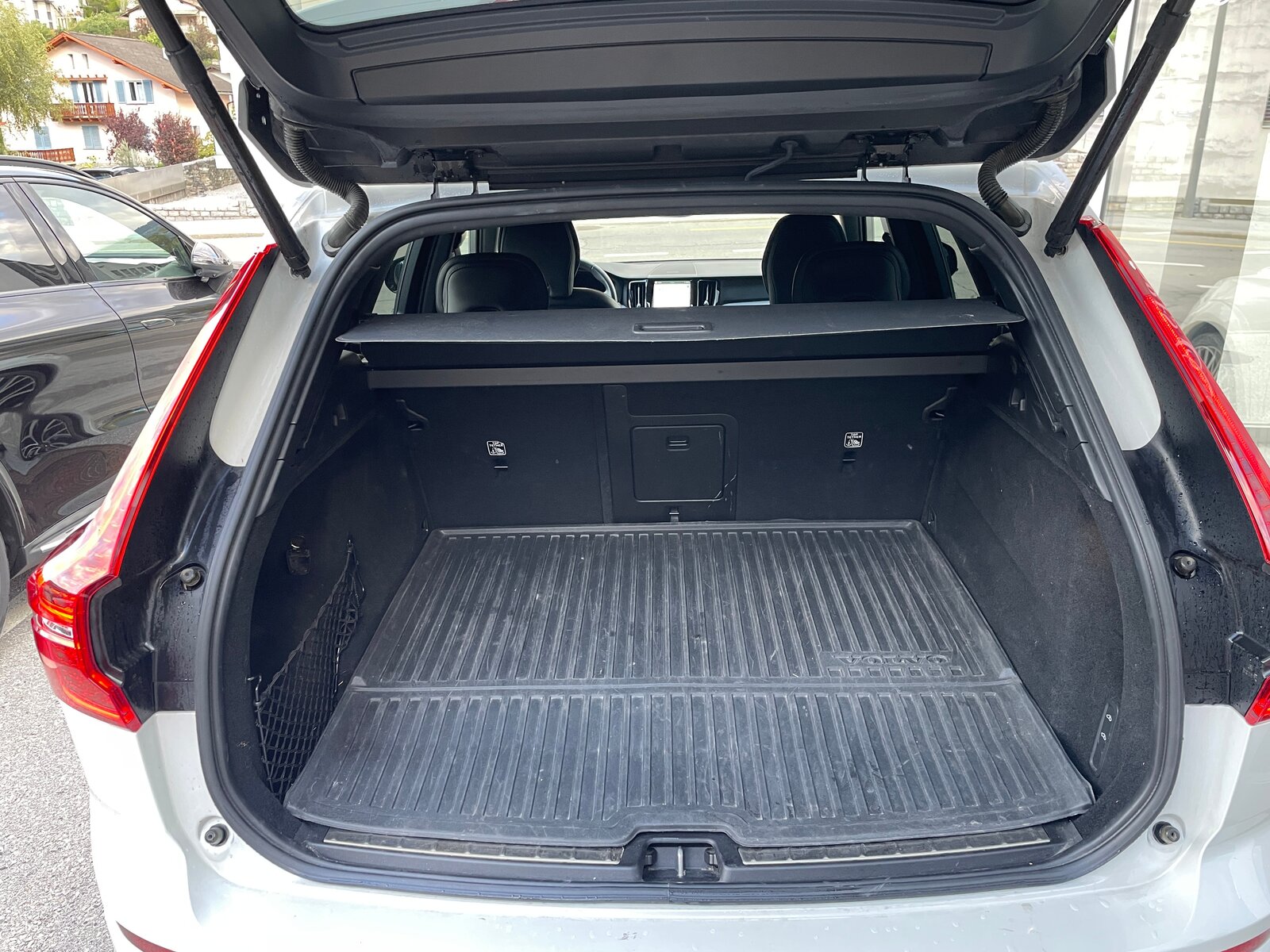 VOLVO XC60 T6 eAWD R-Design Geartronic, Plug-in-Hybrid Benzin/Elektro, Occasion / Gebraucht, Automatik - 6