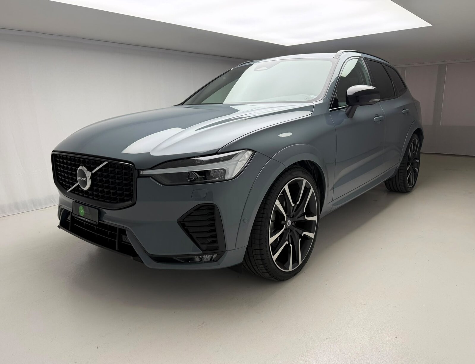 VOLVO XC60 B5 Benzin Mild Hybrid AWD Ultimate Dark Geartronic, Mild-Hybrid Petrol/Electric, Second hand / Used, Automatic - 2
