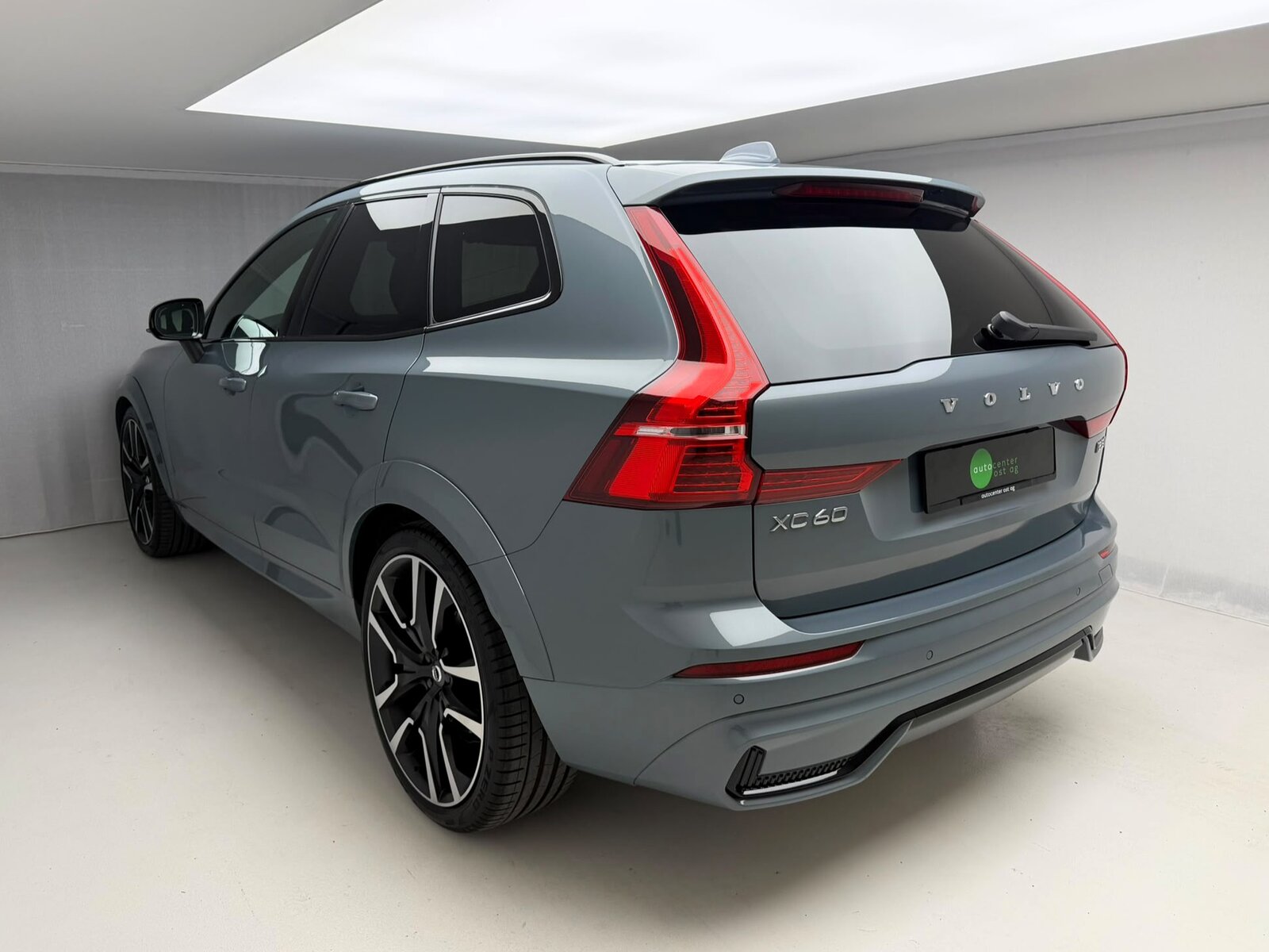 VOLVO XC60 B5 Benzin Mild Hybrid AWD Ultimate Dark Geartronic, Mild-Hybrid Petrol/Electric, Second hand / Used, Automatic - 3