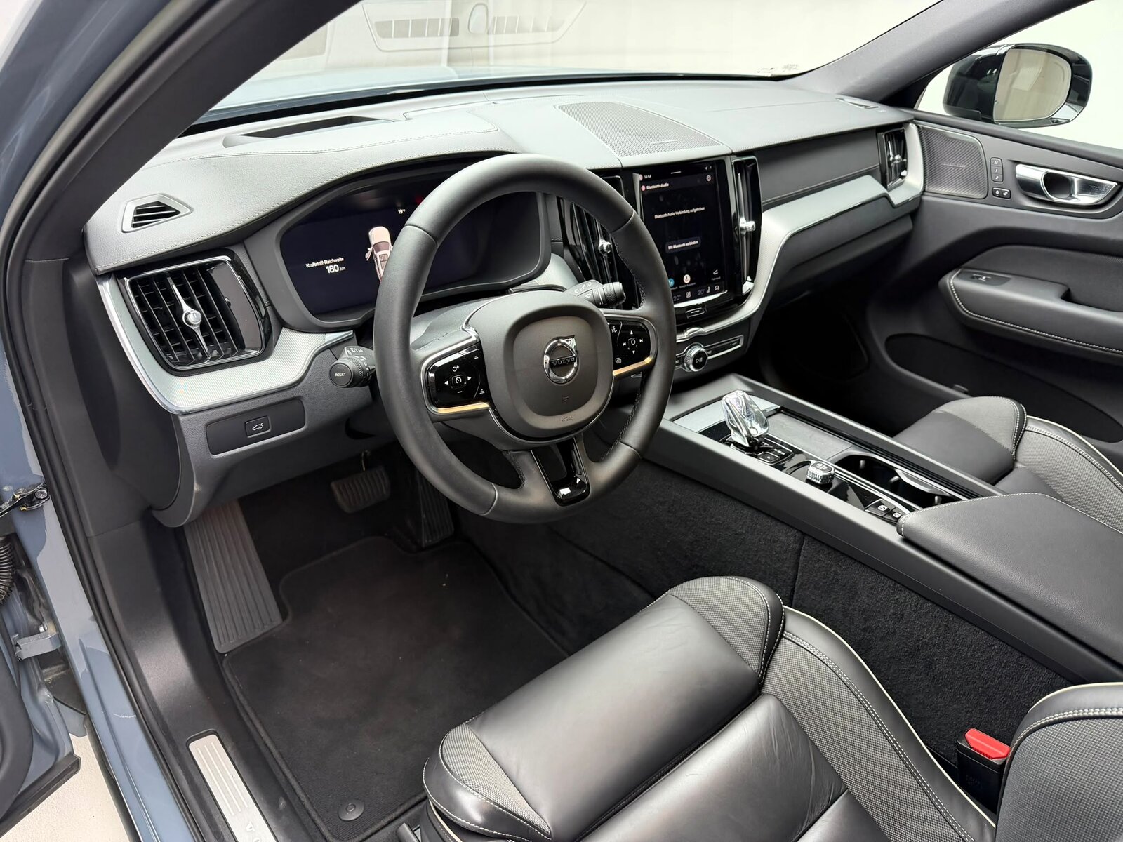 VOLVO XC60 B5 Benzin Mild Hybrid AWD Ultimate Dark Geartronic, Mild-Hybrid Petrol/Electric, Second hand / Used, Automatic - 7