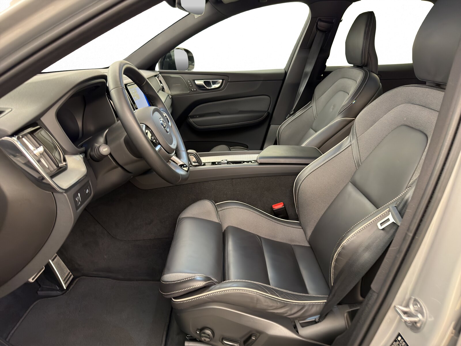 VOLVO XC60 2.0 R-Design AWD, Hybride Léger Diesel/Électricité, Occasion / Utilisé, Automatique - 7