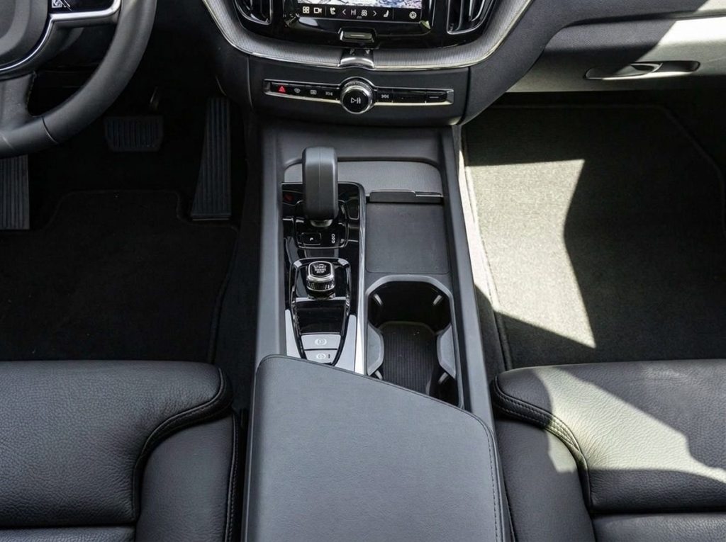 VOLVO XC60 2.0 T8 TE Plus Dark eAWD, Plug-in-Hybrid Petrol/Electric, Second hand / Used, Automatic - 6