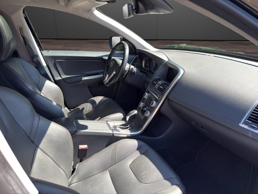 VOLVO XC60 2.0 T6 Summum AWD S/S, Benzin, Occasion / Gebraucht, Automatik - 7