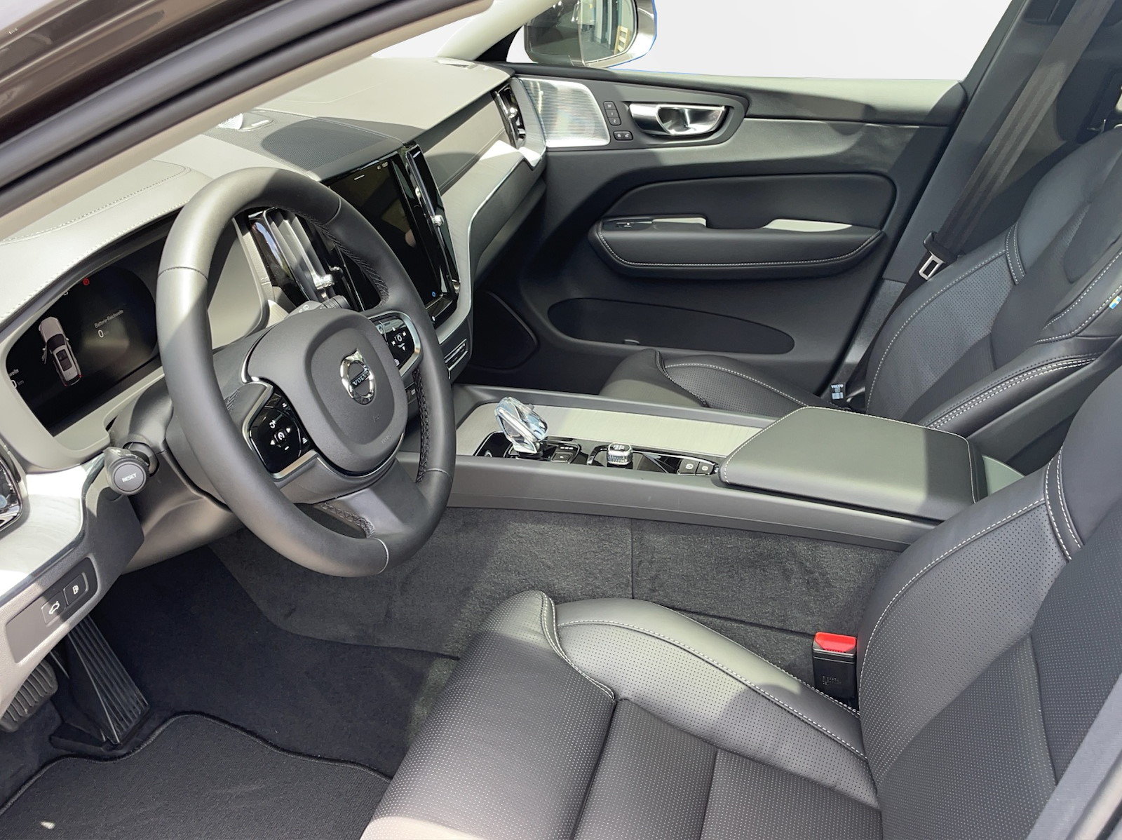 VOLVO XC60 2.0 T8 TE Ultra Bright eAWD, Plug-in-Hybrid Petrol/Electric, Ex-demonstrator, Automatic - 4