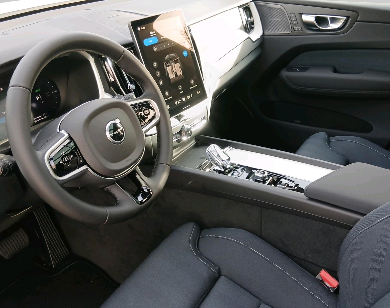 VOLVO XC60 2.0 T6 TE Plus Dark eAWD, Full-Hybrid Petrol/Electric, Ex-demonstrator, Automatic - 4