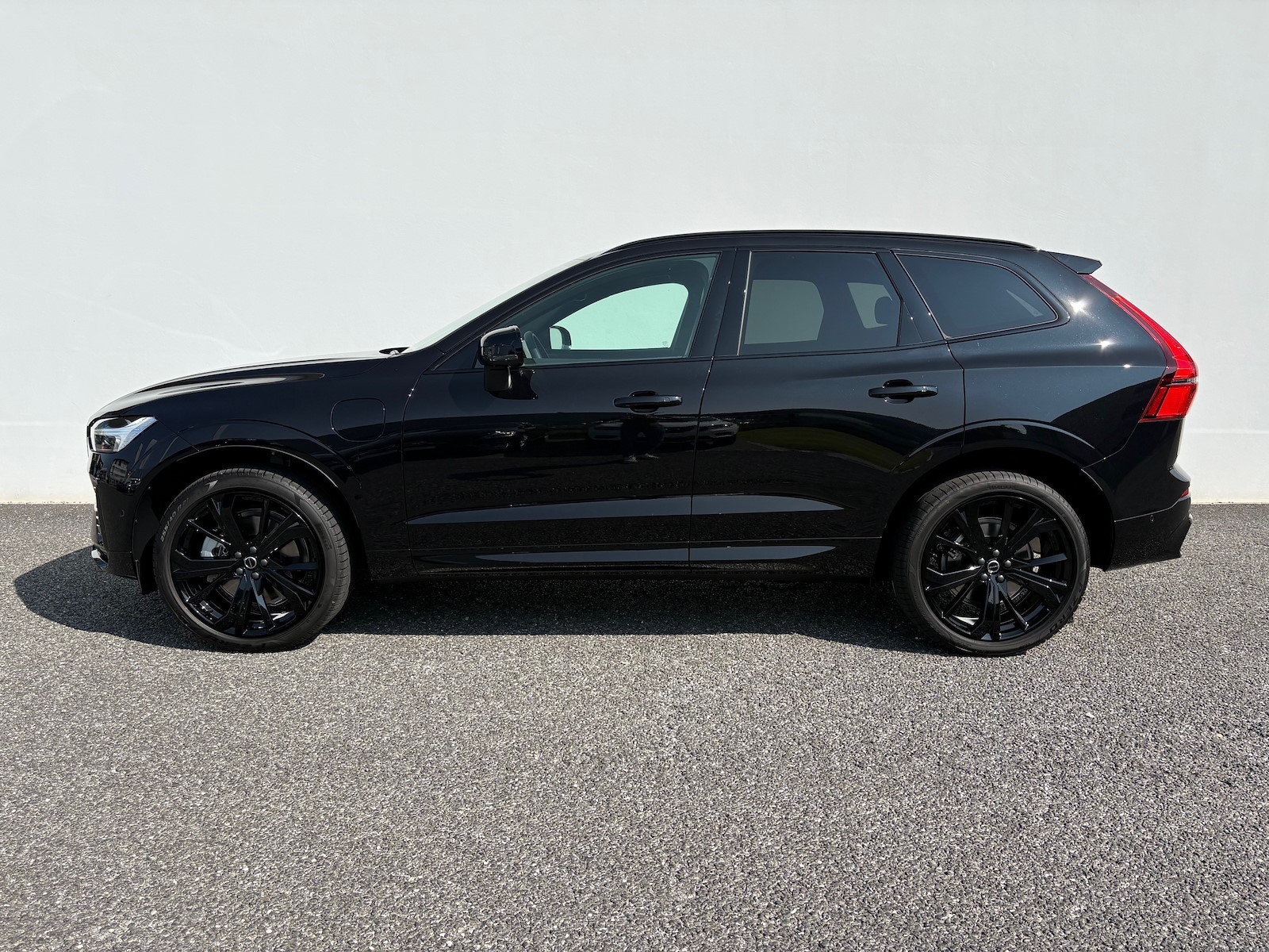 VOLVO XC60 2.0 T8 TE Black Edition eAWD, Plug-in-Hybrid Petrol/Electric, Ex-demonstrator, Automatic - 2