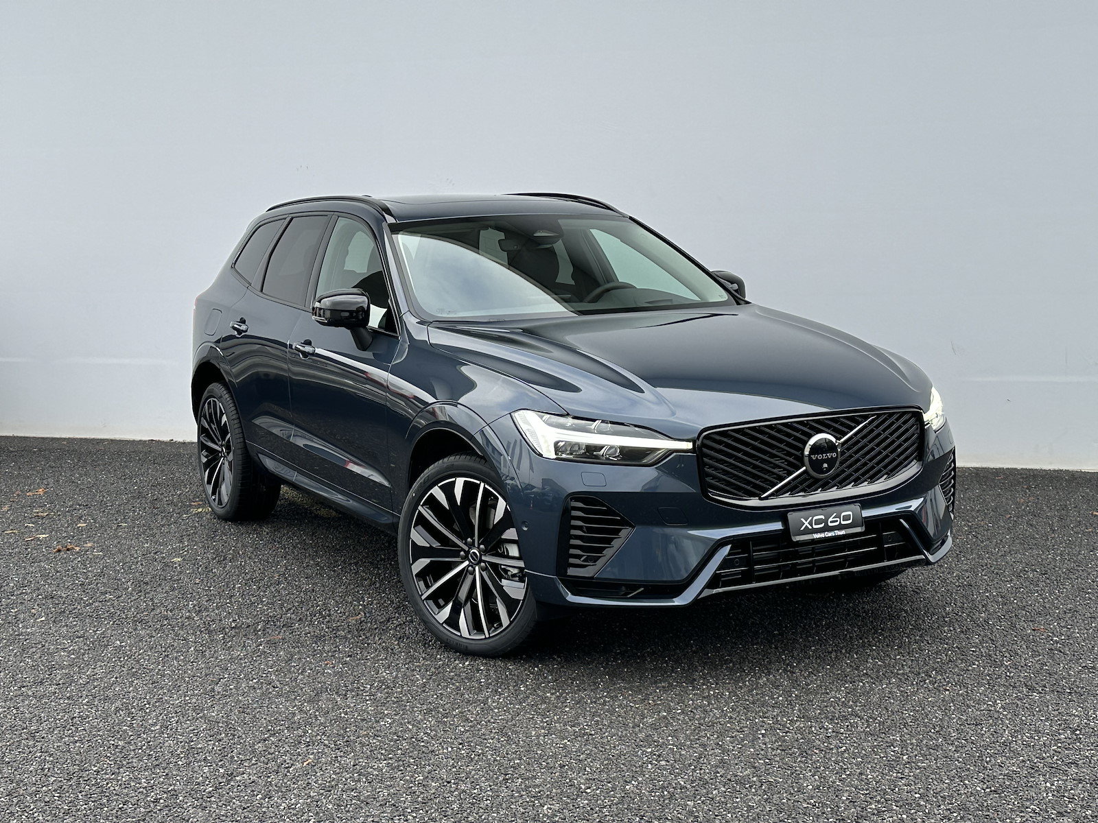 VOLVO XC60 2.0 T8 TE Ultra Dark eAWD, Plug-in-Hybrid Petrol/Electric, Ex-demonstrator, Automatic - 3