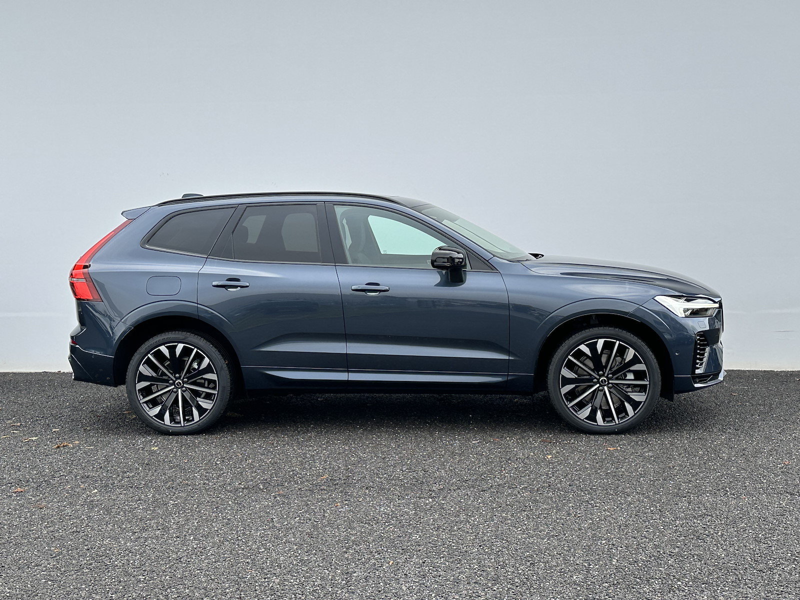 VOLVO XC60 2.0 T8 TE Ultra Dark eAWD, Plug-in-Hybrid Petrol/Electric, Ex-demonstrator, Automatic - 4