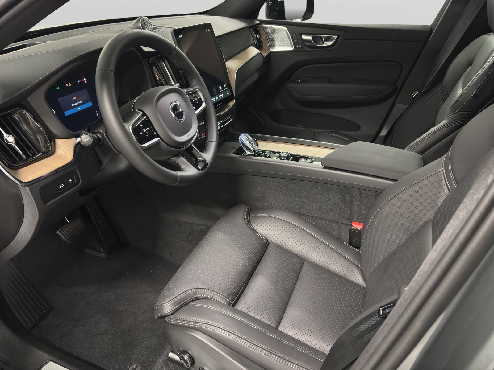 VOLVO XC60 2.0 T8 TE Ultra Dark eAWD, Hybride Rechargeable Essence/Électricité, Voiture de démonstration, Automatique - 4