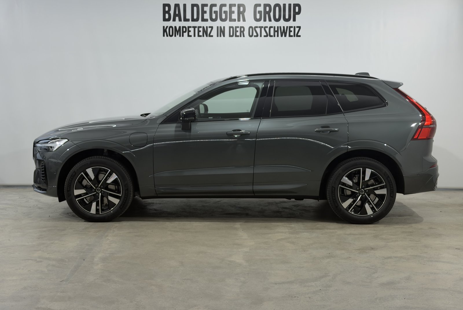 VOLVO XC60 2.0 T6 TE Plus Dark eAWD, Full-Hybrid Petrol/Electric, New car, Automatic - 2