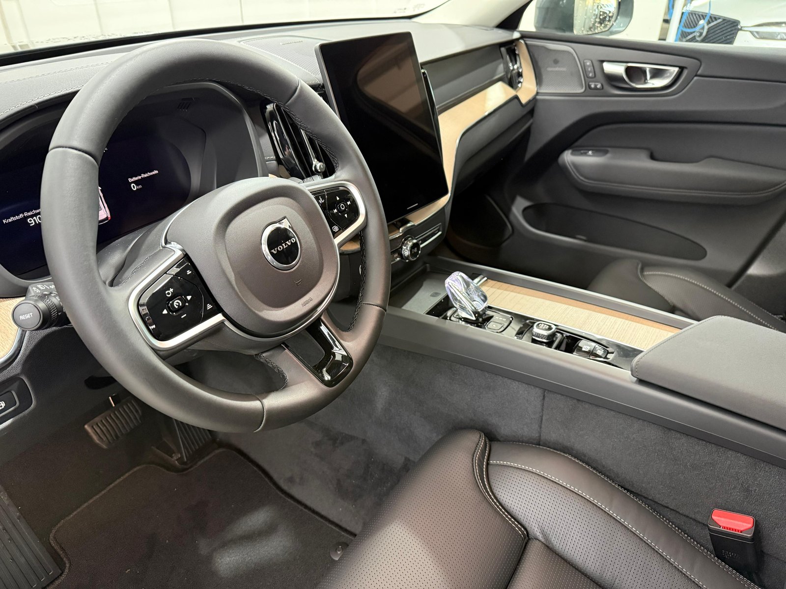 VOLVO XC60 2.0 T6 TE Ultra Bright eA, Hybride Intégral Essence/Électricité, Voiture nouvelle, Automatique - 4