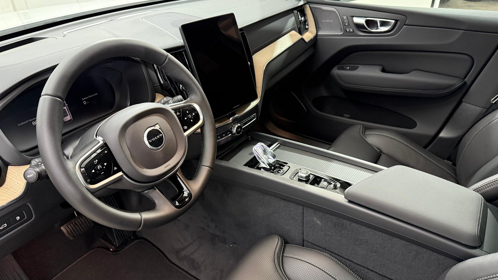 VOLVO XC60 2.0 T6 TE Ultra Dark eAWD, Voll-Hybrid Benzin/Elektro, Neuwagen, Automat - 4