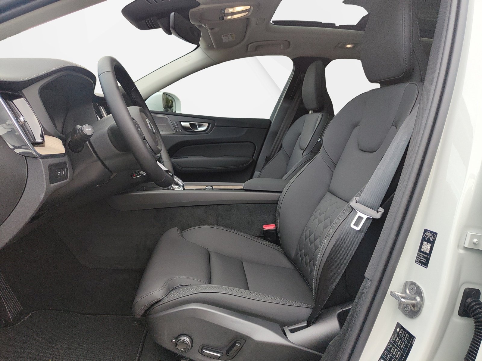 VOLVO XC60 2.0 T6 TE Ultra Bright eAWD, Hybride Rechargeable Essence/Électricité, Voiture nouvelle, Automatique - 4