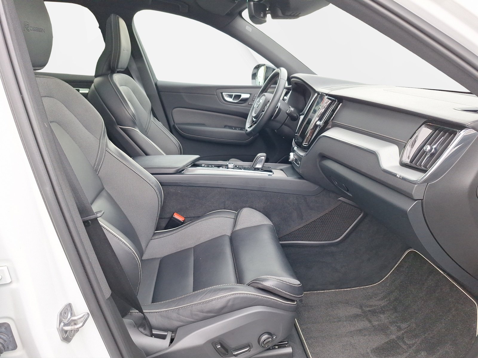 VOLVO XC60 2.0 T8 TE R-Design eAWD, Hybride Rechargeable Essence/Électricité, Occasion / Utilisé, Automatique - 7