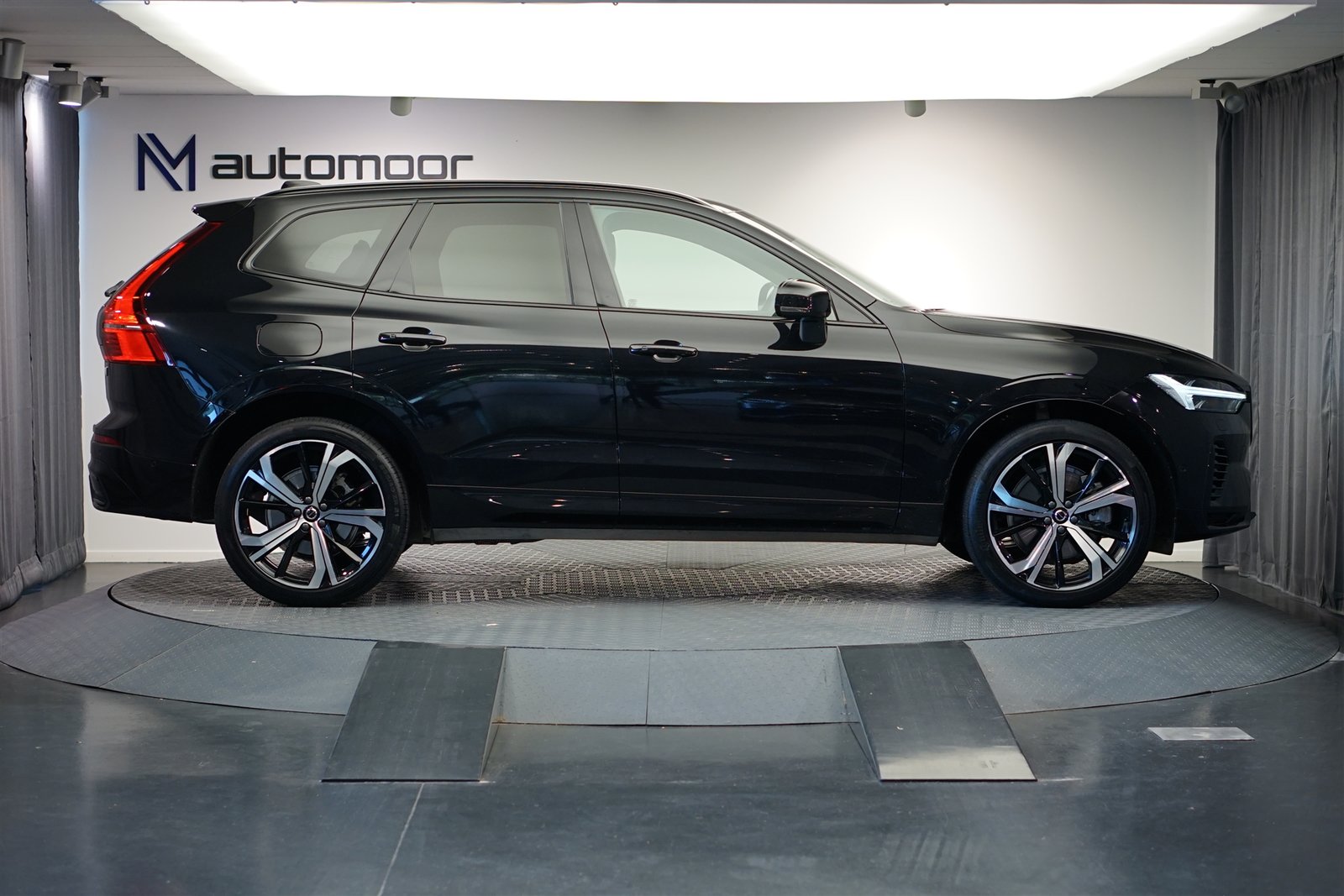 VOLVO XC60 T6 eAWD PluginHybrid Plus Dark Geartronic *CH-Fahrzeug*, Plug-in-Hybrid Benzin/Elektro, Occasion / Gebraucht, Automat - 4