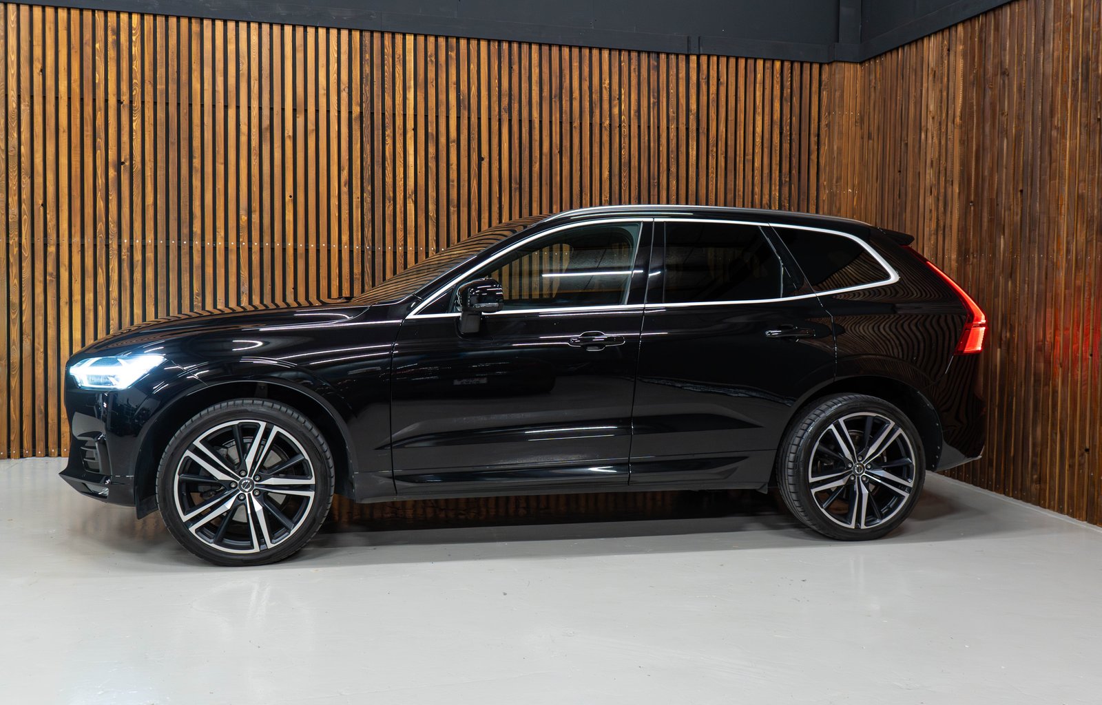 VOLVO XC60 2.0 D5 R-Design AWD, Diesel, Second hand / Used, Automatic - 3