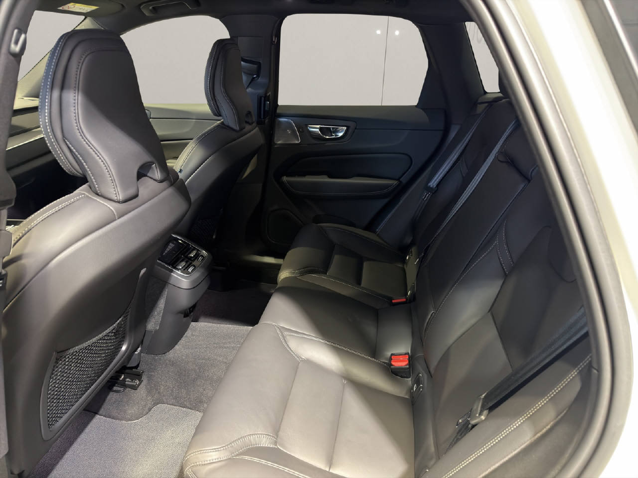 VOLVO XC60 2.0 B6 MH R-Design AWD, Hybride Léger Essence/Électricité, Occasion / Utilisé, Automatique - 6