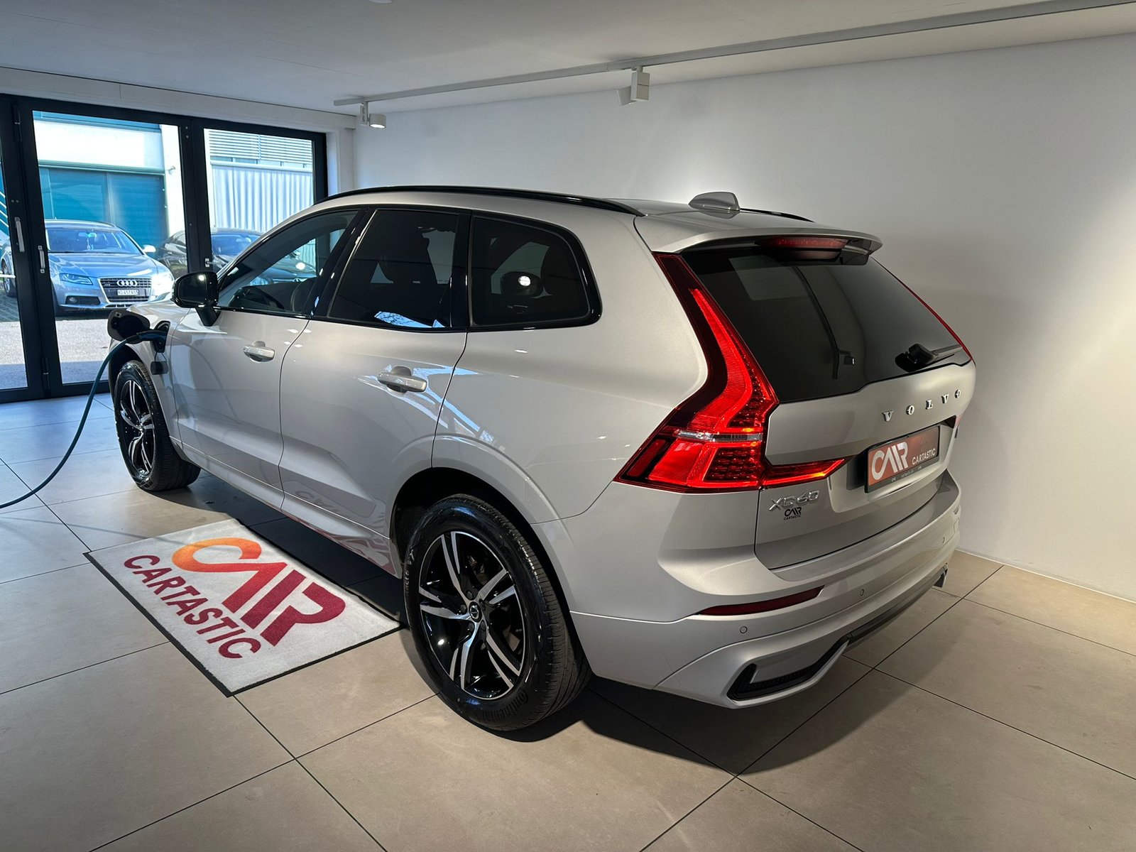 VOLVO XC60 T6 eAWD R-Design, Plug-in-Hybrid Benzin/Elektro, Occasion / Gebraucht, Automat - 3