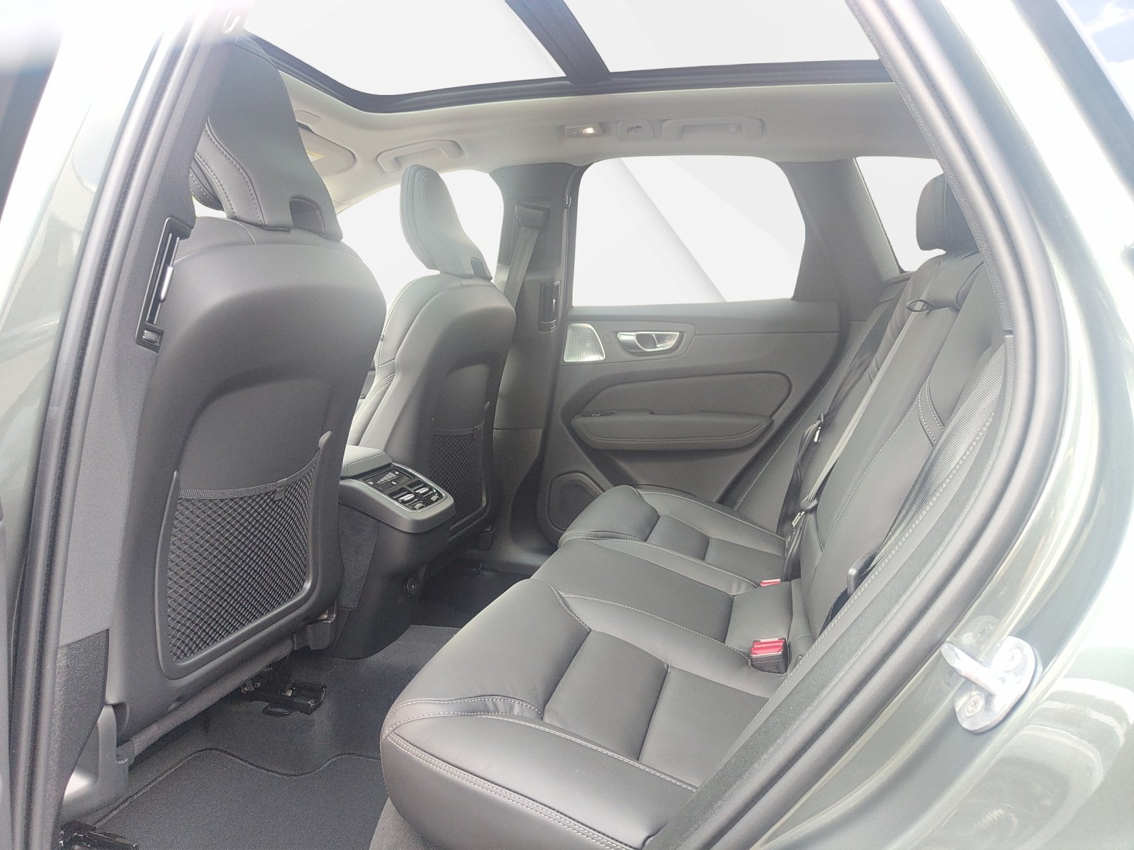 VOLVO XC60 2.0 B5 MH Ultra Dark AWD, Hybride Léger Essence/Électricité, Voiture de démonstration, Automatique - 5