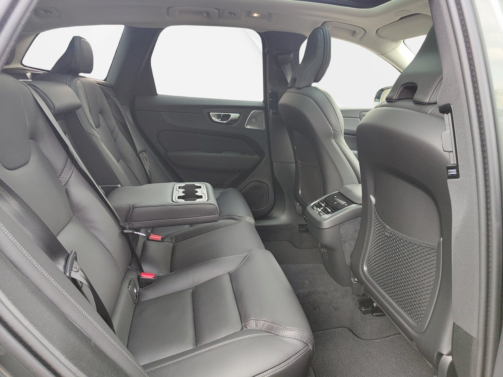 VOLVO XC60 2.0 B5 MH Ultra Dark AWD, Hybride Léger Essence/Électricité, Voiture de démonstration, Automatique - 6