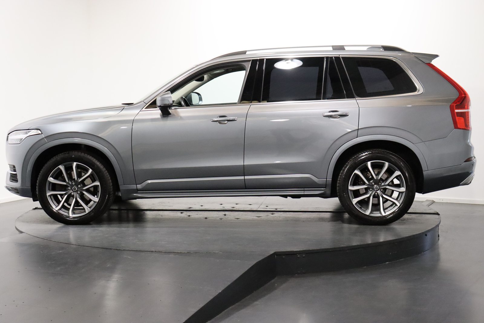 VOLVO XC90 2.0 T6 Momentum 7P. AWD, Petrol, Second hand / Used, Automatic - 2