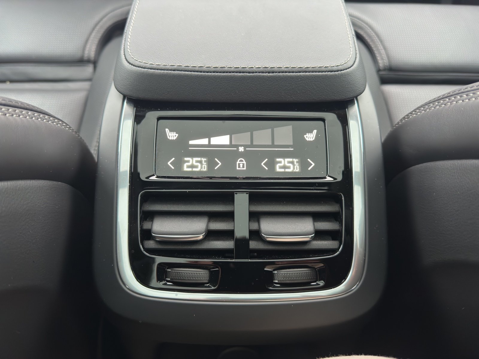 VOLVO XC90 2.0 T8 TE eAWD XCLUSIVE Bright 7Pl, Hybride Rechargeable Essence/Électricité, Voiture de démonstration, Automatique - 5