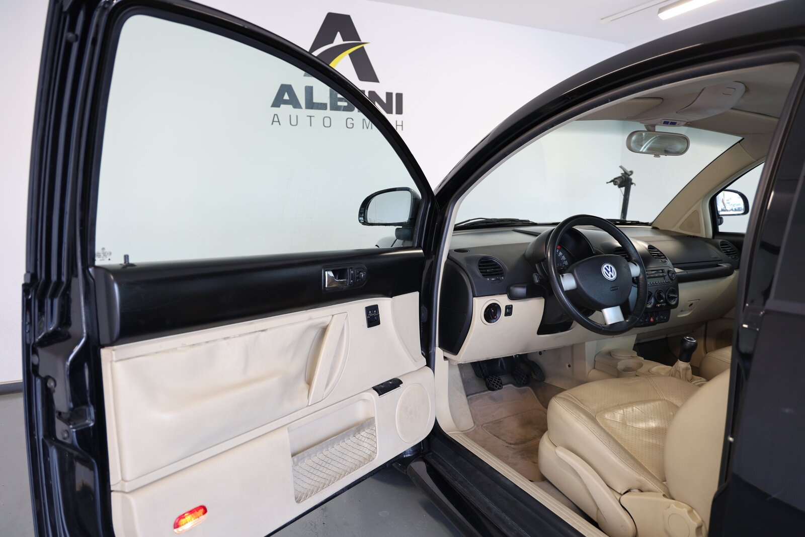 VW Beetle 2.0, Petrol, Second hand / Used, Manual - 5