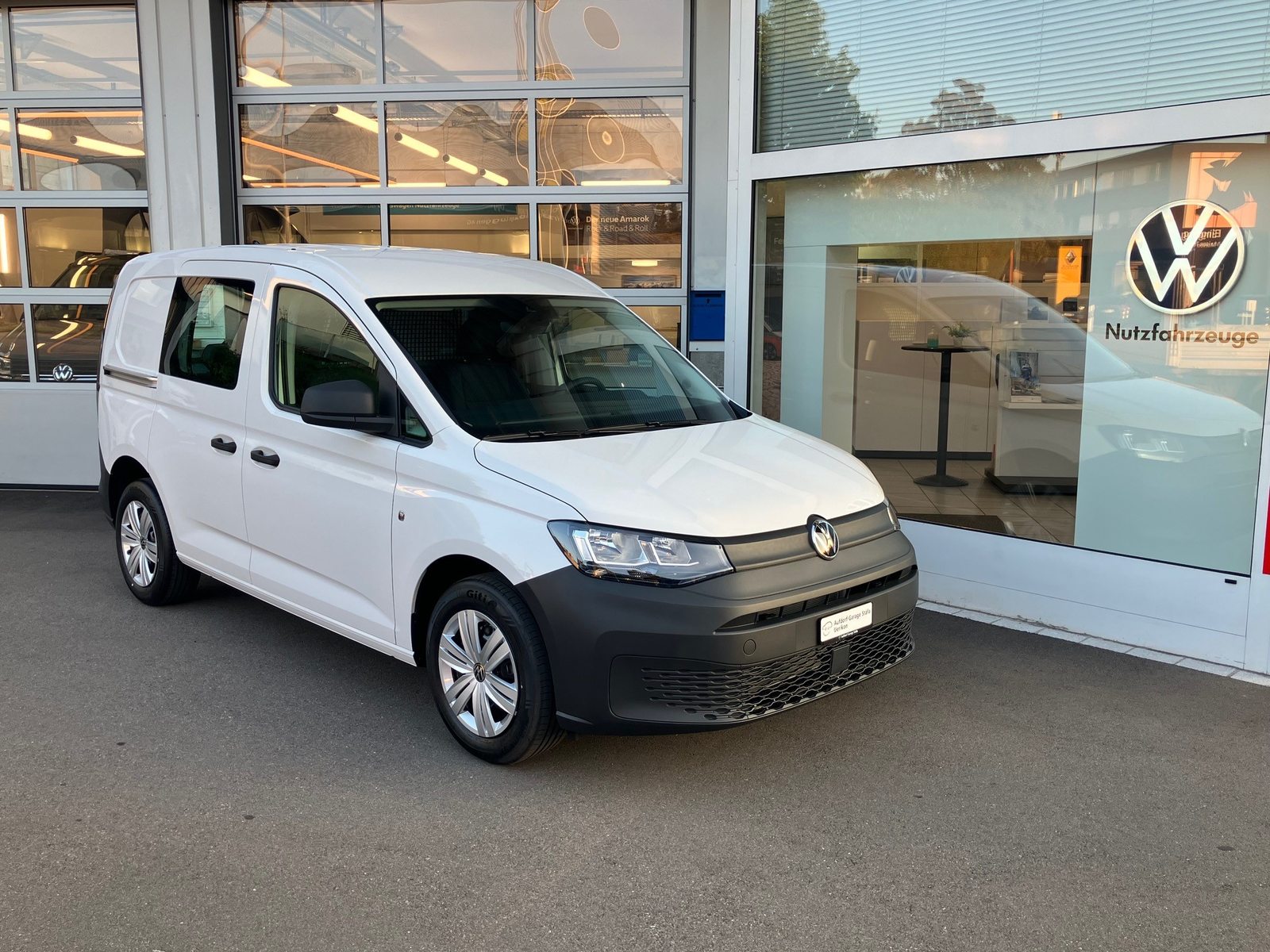 VW Caddy Cargo Entry