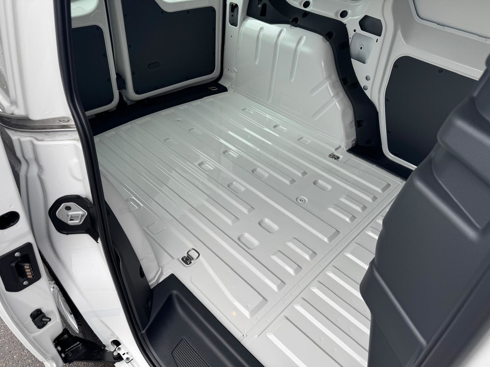 VW Caddy Cargo Entry, Petrol, New car, Manual - 4