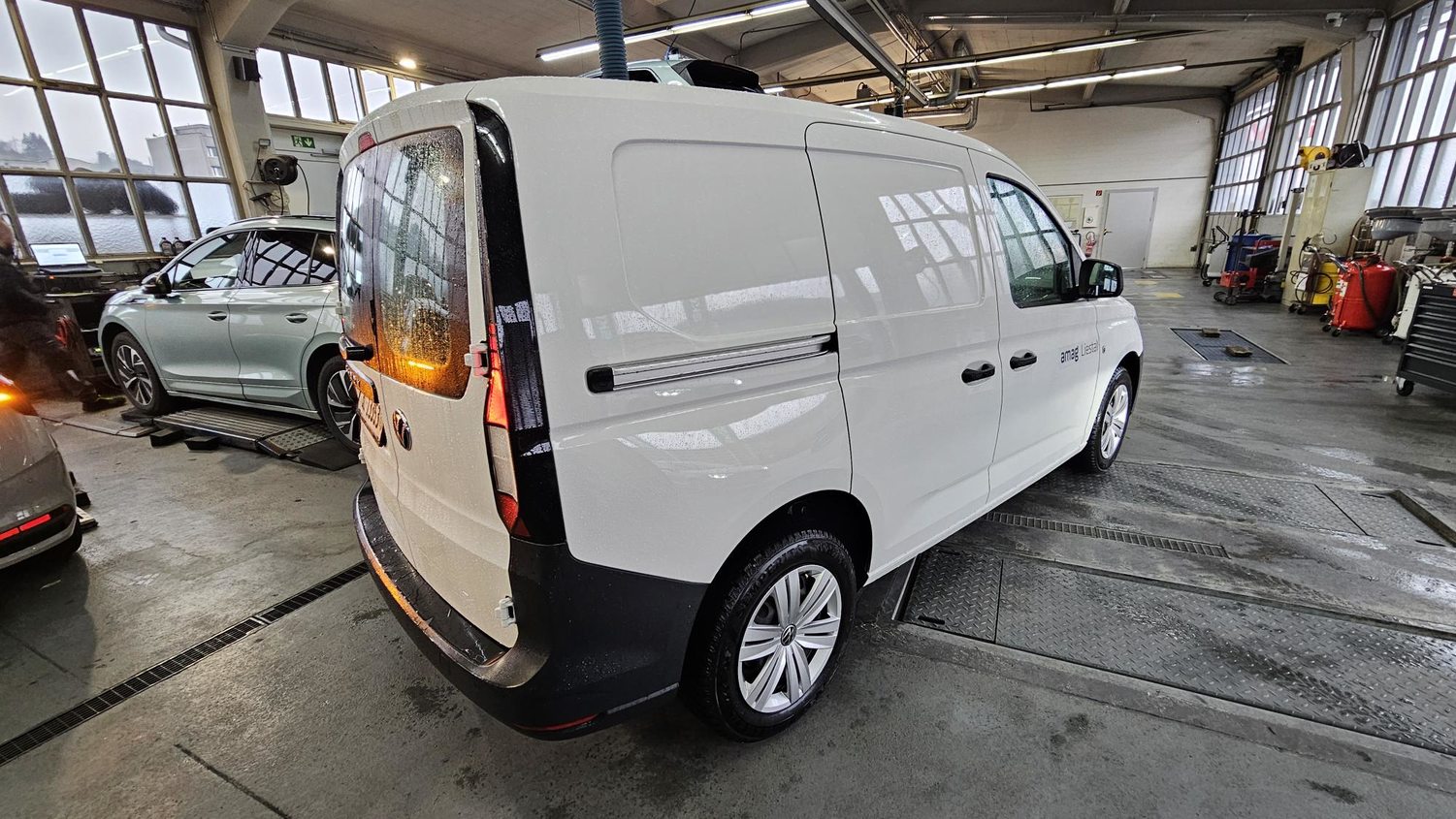 VW Caddy Cargo, Petrol, Second hand / Used, Automatic - 3