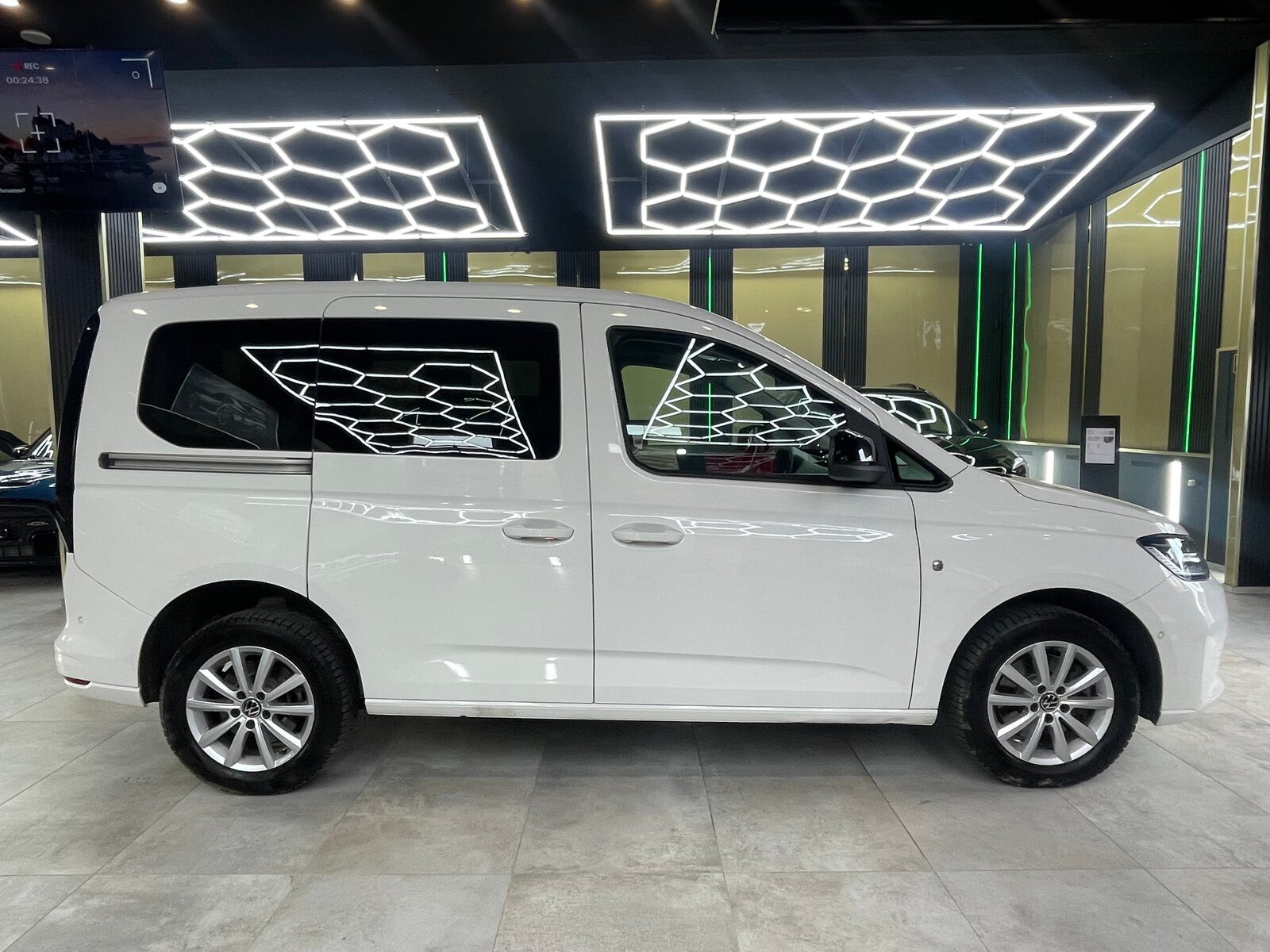 VW Caddy Cargo 2.0TDI 4Motion, Diesel, Second hand / Used, Manual - 5