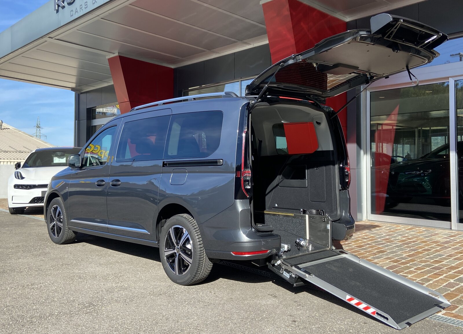 VW Caddy 1.5TSI DSG Kombi Maxi Premium Rollstuhltransport 5+