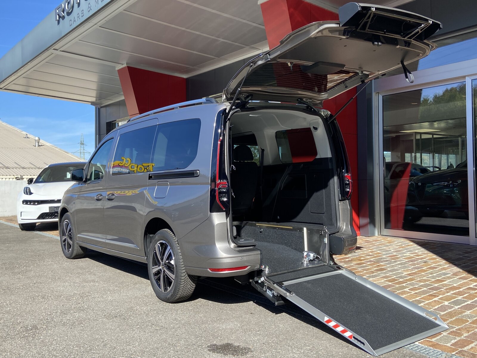 VW Caddy 1.5TSI DSG Kombi Maxi Premium Rollstuhltransport 5+
