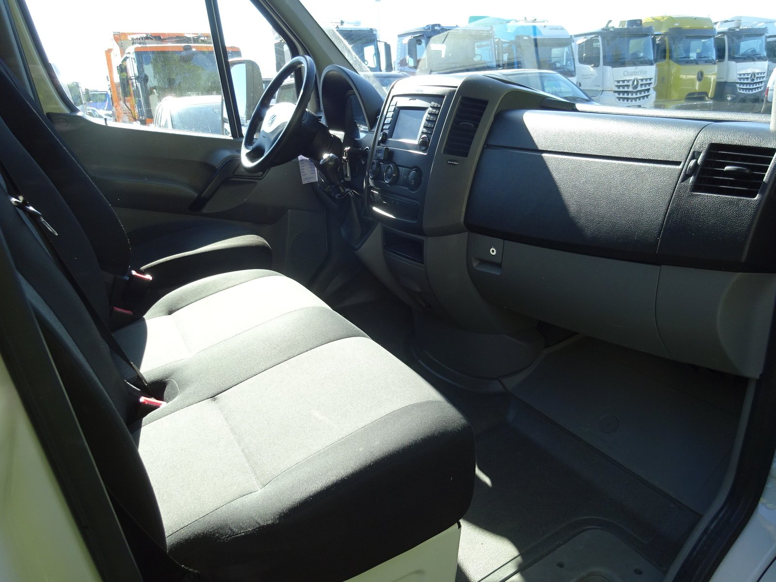 VW Crafter 35 Brücke mit Verdeck und Hebebühne, Diesel, Second hand / Used, Manual - 3
