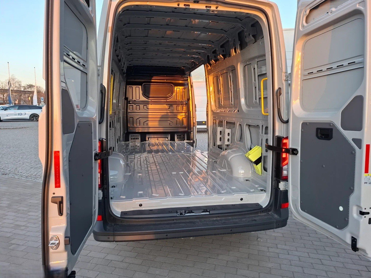 VW Crafter 35 2.0 BiTDI Entry L4 A 4Motion, Diesel, New car, Automatic - 5