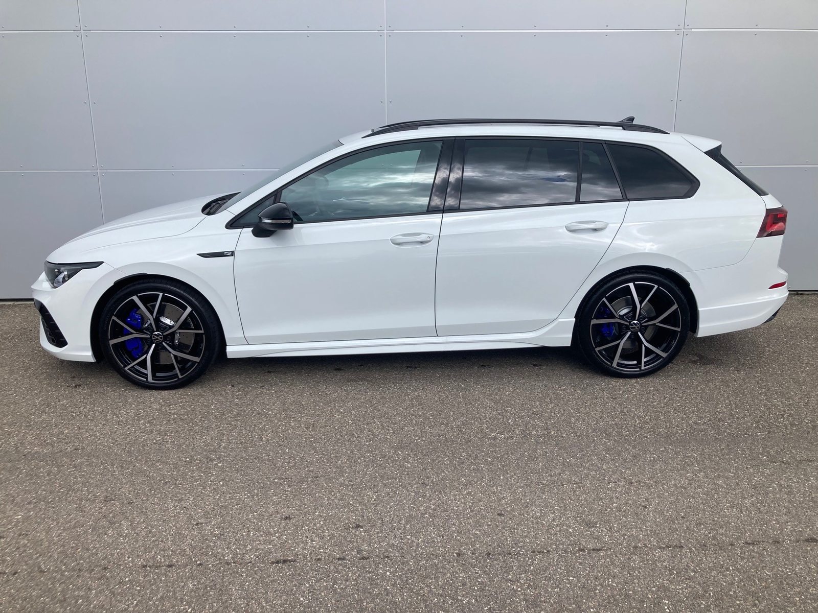 VW Golf R Variant, Petrol, Second hand / Used, Automatic - 2