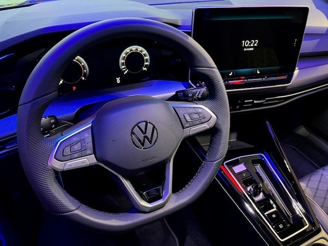 VW Golf 1.5 e TSI mHEV R-Line DSG, Mild-Hybrid Petrol/Electric, New car, Automatic - 5