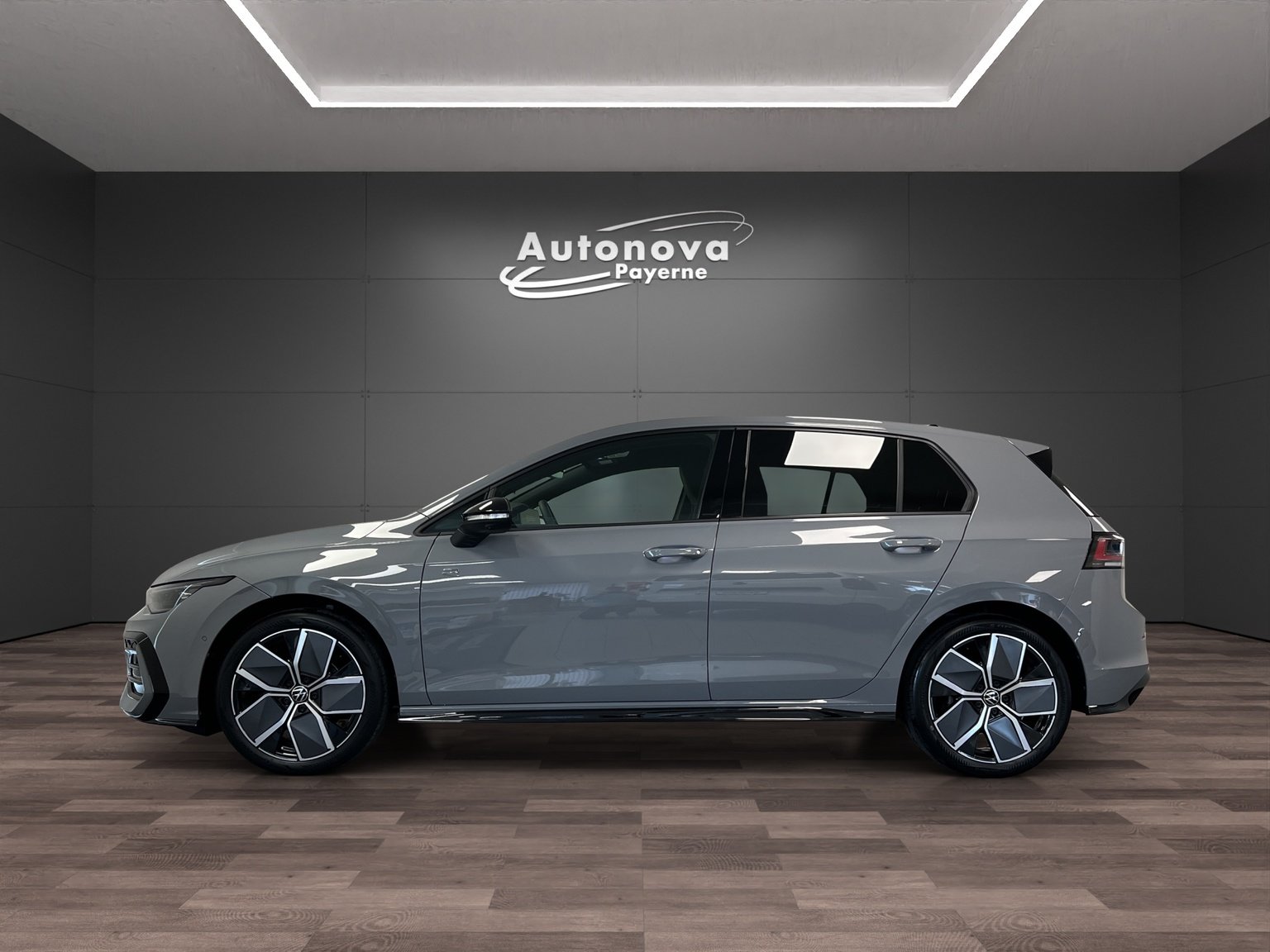 VW Golf 1.5 e TSI mHEV R-Line DSG, Mild-Hybrid Petrol/Electric, New car, Automatic - 3