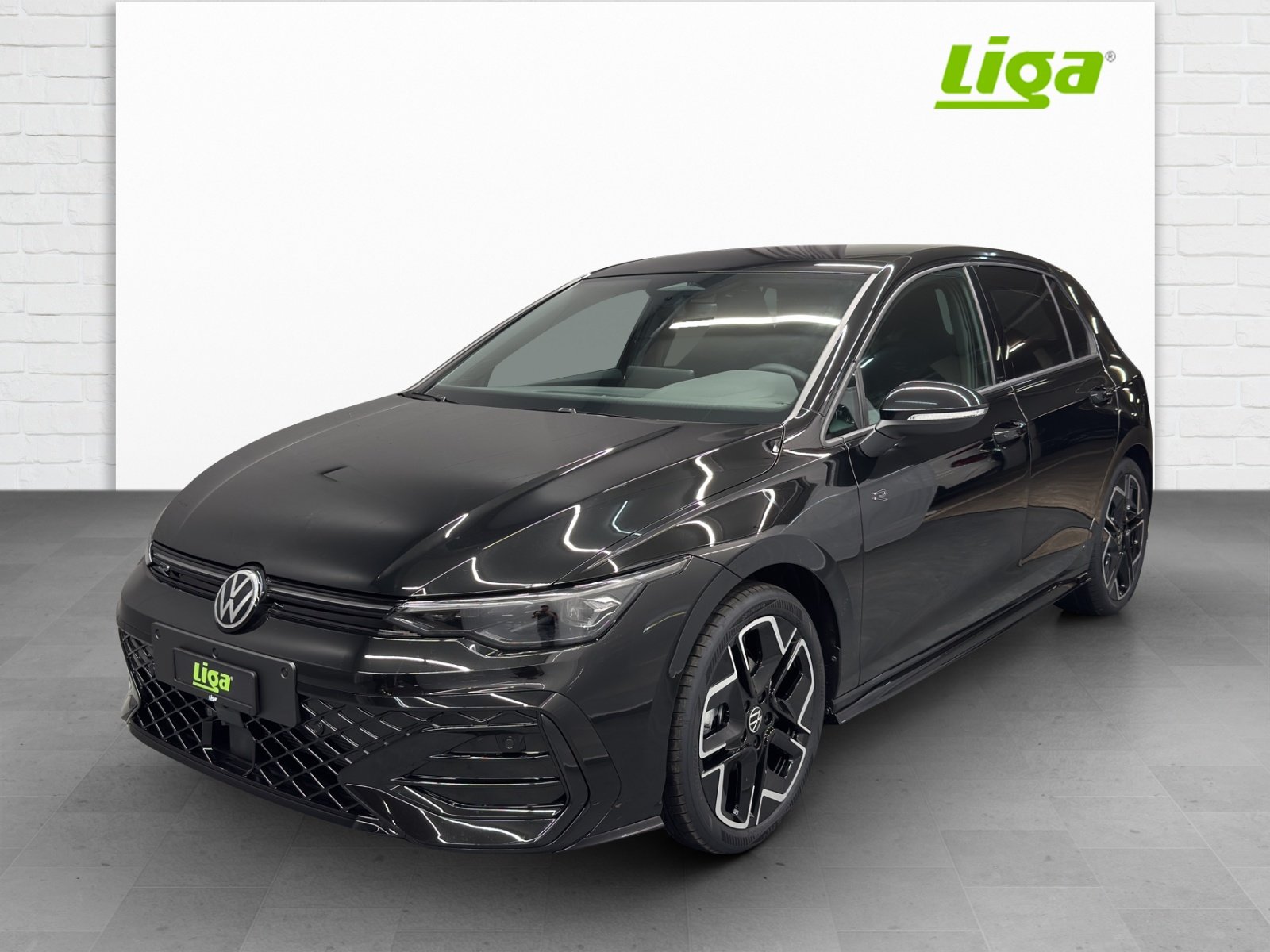 VW Golf VIII 1.5 eTSI R-Line DSG, Mild-Hybrid Petrol/Electric, New car, Automatic - 2