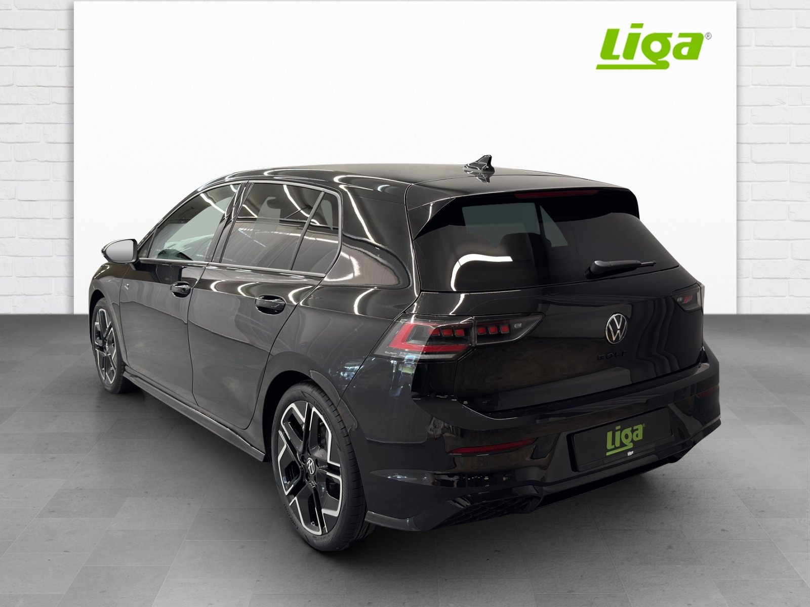 VW Golf VIII 1.5 eTSI R-Line DSG, Mild-Hybrid Petrol/Electric, New car, Automatic - 4