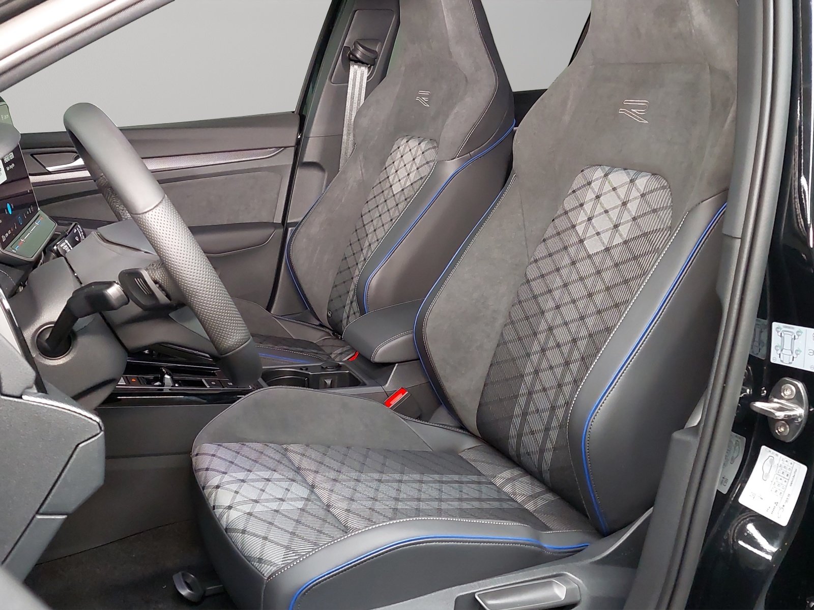 VW Golf 1.5 e TSI mHEV R-Line DSG, Mild-Hybrid Petrol/Electric, New car, Automatic - 6